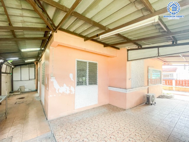 บ้านแฝดมือสอง ปทุมธานี ม.ธราดลบุรี รังสิต-นครนายก เนื้อที่กว้าง 35 ตร.ว. ฟังก์ชัน 3 ห้องนอน 2 ห้องน้ำ บ้านพร้อมเข้าอยู่ ใกล้สิ่งอำนวยความสะดวกมากมาย ในราคาสุดโดน! โครงการตั้งบนทำเลแห่งการเดินทาง เชื่อมต่อถนนรังสิต-นครนายก, ถนนกาญจนาภิเษก, ถนนเลียบด่วนลำลูกกา จองด่วน!